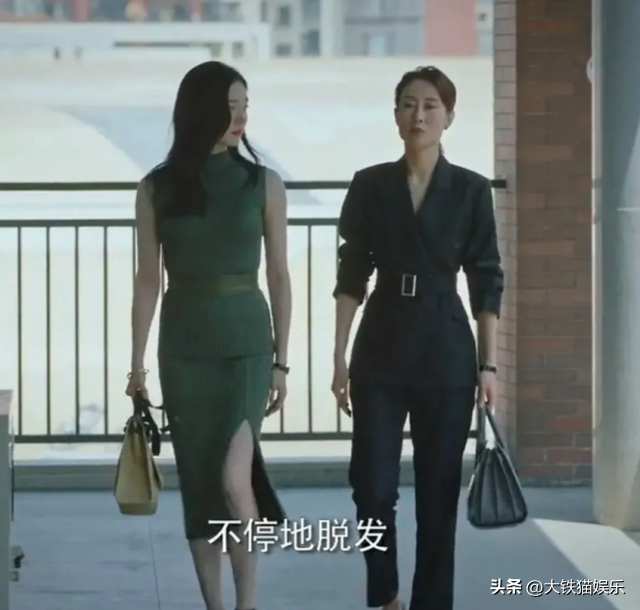 闫妮的腿,于明加的腰,这些40岁的女星,生过娃了身材还这么火辣