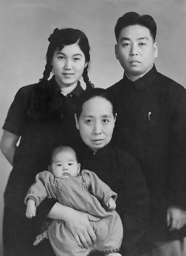 新凤霞:残疾后曾重度自闭,重生后曾上春晚!她死后女儿并不难过