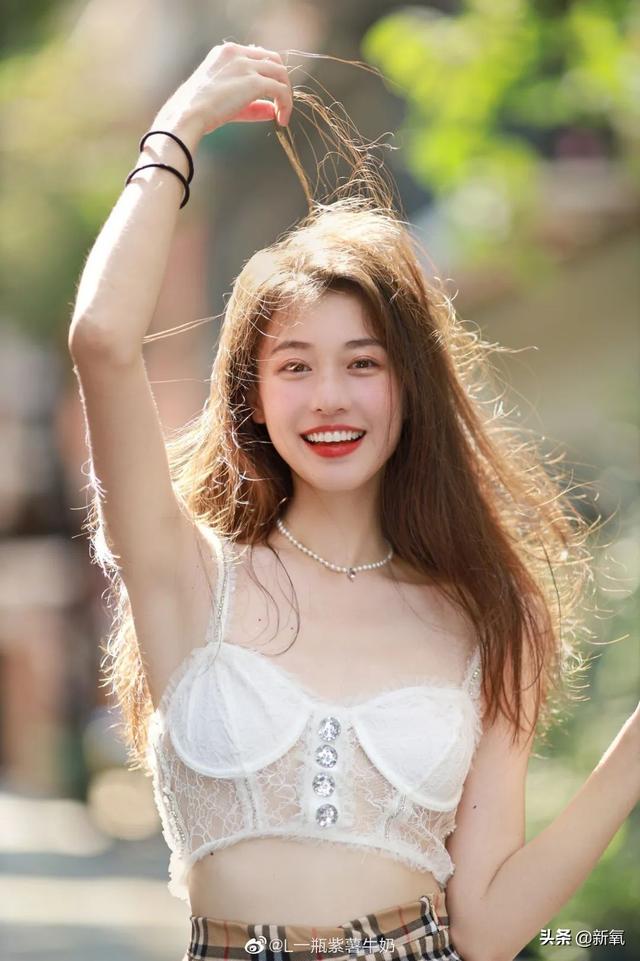这张忧郁的甜妹脸,随便一张都是会被美少女们拿来做头像的程度