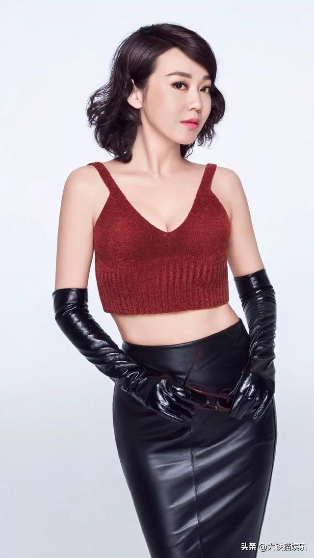 闫妮的腿,于明加的腰,这些40岁的女星,生过娃了身材还这么火辣