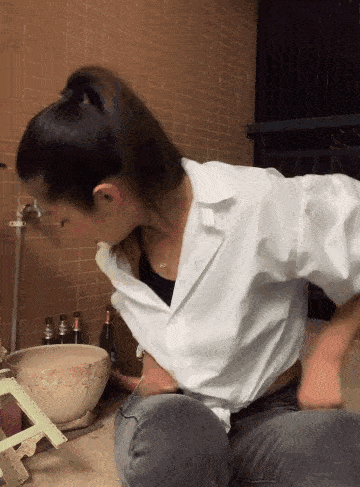 搞笑美女动态图:婚礼上的爆笑一幕,新郎今晚是不准备闹洞房了?