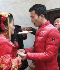 搞笑美女动态图:婚礼上的爆笑一幕,新郎今晚是不准备闹洞房了?