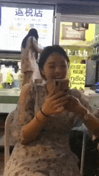 搞笑美女动态图:婚礼上的爆笑一幕,新郎今晚是不准备闹洞房了?