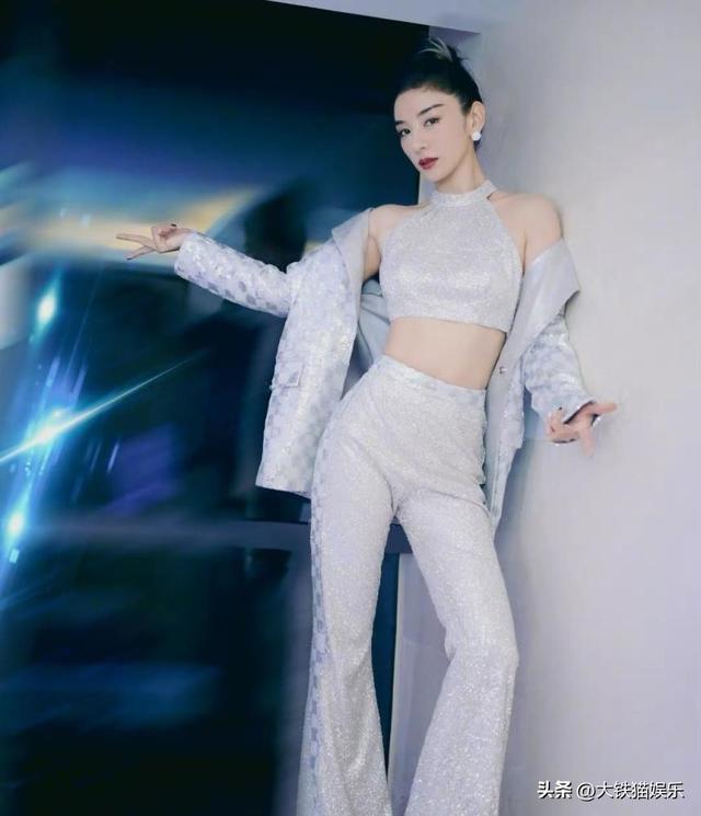闫妮的腿,于明加的腰,这些40岁的女星,生过娃了身材还这么火辣
