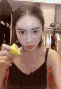 搞笑美女动态图:婚礼上的爆笑一幕,新郎今晚是不准备闹洞房了?