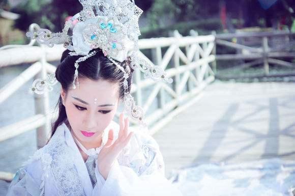 爱裸身嬉戏,你以为她是历史第一红颜祸水,其实她是可怜的女间谍