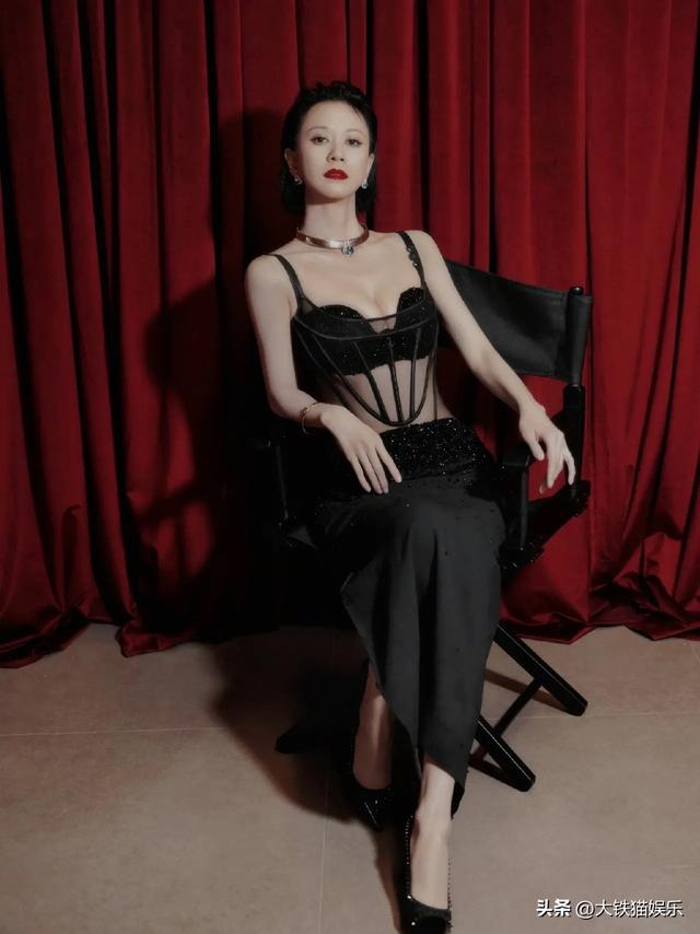 闫妮的腿,于明加的腰,这些40岁的女星,生过娃了身材还这么火辣