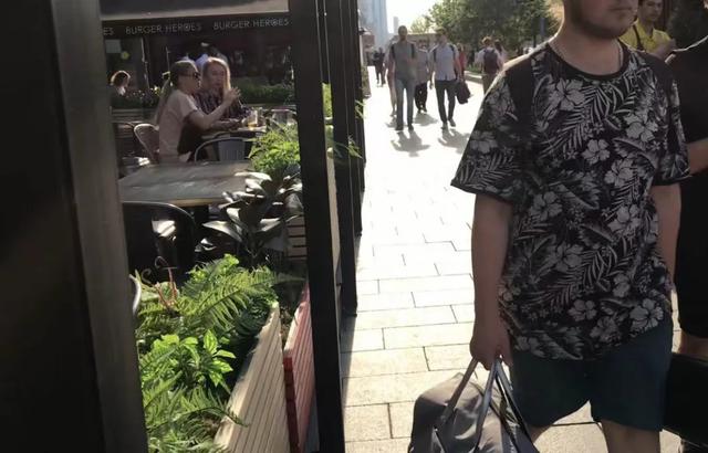 莫斯科的另类女孩,穿鼻环、扩耳朵眼、满身刺青,要陪我游逛街区