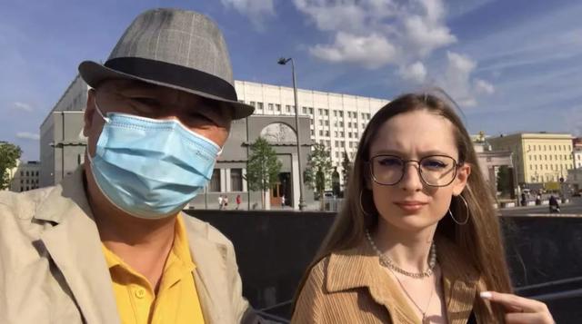 莫斯科的另类女孩,穿鼻环、扩耳朵眼、满身刺青,要陪我游逛街区