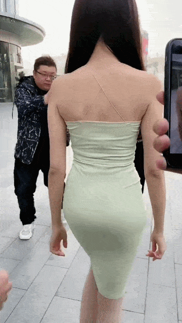 搞笑美女动态图:婚礼上的爆笑一幕,新郎今晚是不准备闹洞房了?