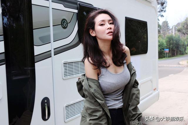 闫妮的腿,于明加的腰,这些40岁的女星,生过娃了身材还这么火辣