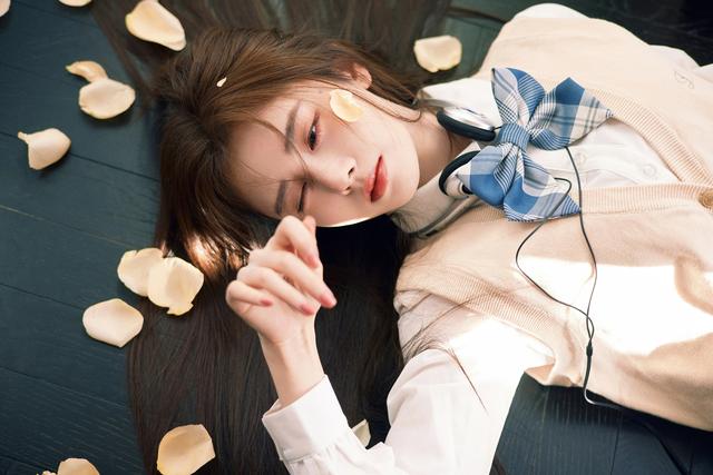 “四千年美女”鞠婧祎,纯欲校园风,那些年我们一起追的女孩