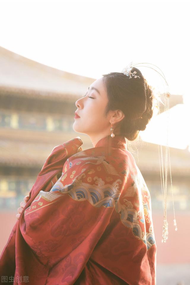 西安女孩穿汉服惊艳加拿大,校长举双手为她鼓掌